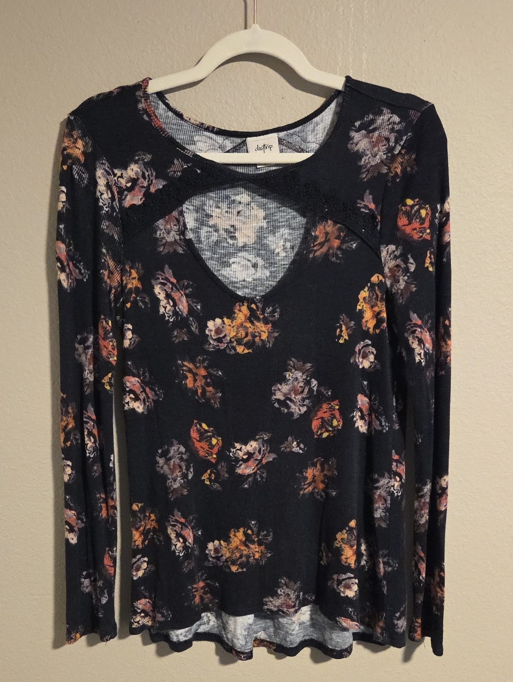 Daytrip Black Autumn Floral Cutout Lace Accent Long Sleeve Top - Size M